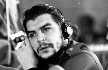 Fotografía de archivo de Ernesto "Che" Guevara. Hoy falleció el militar boliviano que lo había ejecutado en 1967.