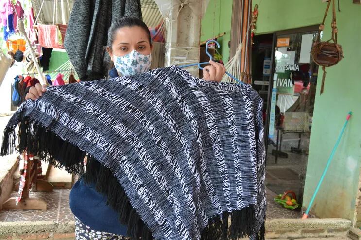 Artesanos y artesanas de San Miguel ofrecen hermosas prendas de lana de excelente calidad para la temporada invernal.