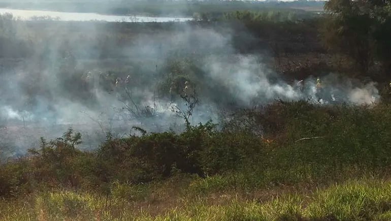 Archivo. Incendio de pastizales en zona del muelle de la Costanera de Asunción.
