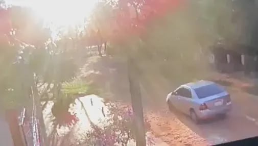 Momento de los disparos a Artemio Vera desde el automóvil de color Toyota Corolla.