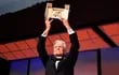 El actor norteamericano Michael Douglas sostiene el reconocimiento recibido en el Festival de Cannes.