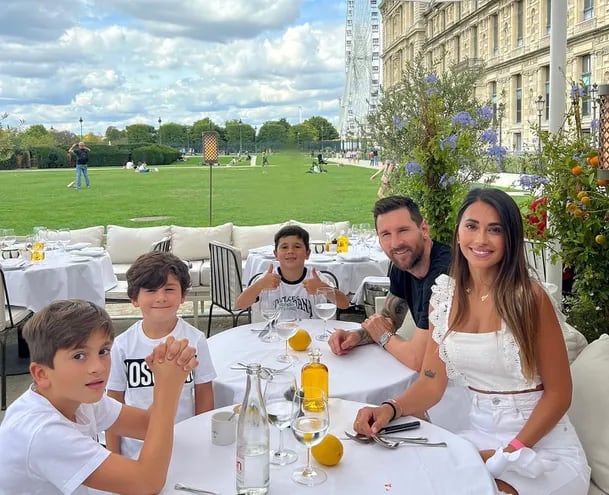 Hermosa familia. Leo Messi y Antonela Roccuzzo con sus hijos Thiago, Mateo y Ciro almorzando en la capital francesa.
