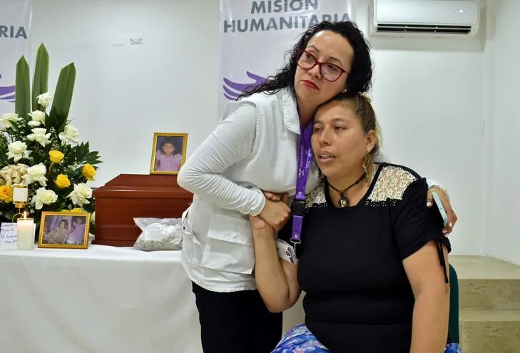 Familiares de Ruby Pardo rindiendo homenaje a su vida luego de que fuera reclutada por las FARC en 1989, cuando tenía 15 años, y muriera en combates en Meta (Colombia). Yolanda Pardo llevaba desde 1997 buscando a su hermana Ruby, que como ella fue reclutada siendo menor de edad por la extinta guerrilla de las FARC y murió en un combate. Ahora, más de 25 años después, la familia Pardo ha recibido los restos de Ruby, desaparecidos en medio del conflicto colombiano.