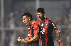 Alfio Oviedo (i) y Robert Morales festejan uno de los goles de Cerro Porteño en el triunfo contra Nacional por la segunda fecha del torneo Apertura 2022.