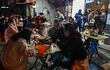 Gente comiendo en Wuhan, en la provincia de Hubei, China. La misión de la OMS no logró determinar allí el origen del coronavirus.
