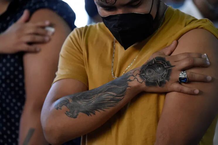 Varias personas en un centro de vacunación en Ciudad de México, este martes,