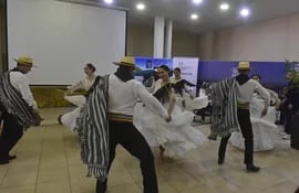El elenco Piribebuy Jeroky participó del lanzamiento del XXII Festival del Poncho Para'i. La agrupación de danzas también estará presente en el escenario del Club 12 de agosto.