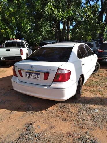 El automóvil Toyota Premio de color perla, denunciado como robado en Foz de Yguazú (Brasil) en febrero pasado, fue recuperado esta tarde en Valenzuela.