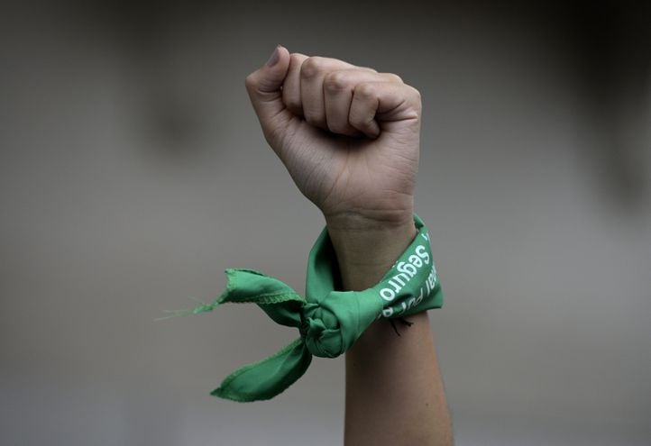 Una militante por el aborto legal, seguro y gratuito en Argentina levanta el puño. Lleva en la muñeca el pañuelo verde, símbolo por la legalización del aborto en un país en el que se estima se practican alrededor de 500 mil abortos clandestinos al año, que terminan con la internación de más de 30 mil mujeres, por complicaciones.