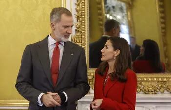 El rey Felipe VI y la reina Letizia antes de recibir a los participantes a la reunión anual del Patronato del Instituto Cervantes, celebrada hace unos días en el Palacio Real De Aranjuez.