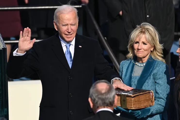 El presidente de EEUU, Joe Biden jura junto a su esposa y nueva primera dama, Jill Biden.