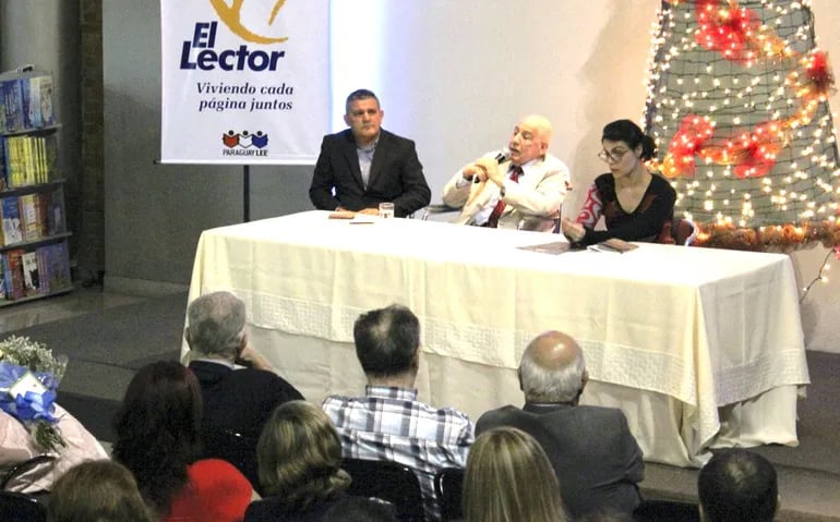 De izquierda a derecha, Pablo Burián, de Editorial El Lector, el autor del libro "Un rosario de historias", Dr. Alejandro Encina Marín, y la presentadora, Montserrat Álvarez, escritora española y directora del Suplemento Cultural de ABC Color.