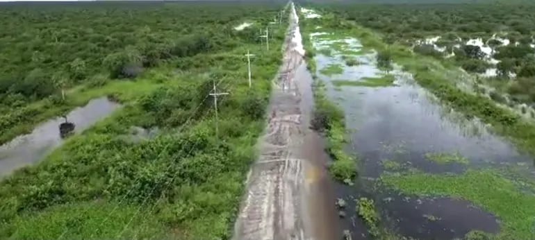 Gran parte del camino que conduce a Bahía Negra y María Auxiliadora se encuentra inundado por las aguas de lluvias.