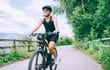Una mujer sonriente pedalea en bicicleta