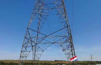 El pasado 29 de octubre, la ANDE  repuso las torres caídas de la LT 500 kV en Itakyry.