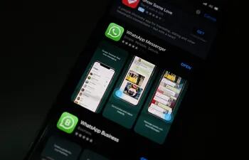 La aplicación de WhatsApp en la pantalla de un teléfono celular.