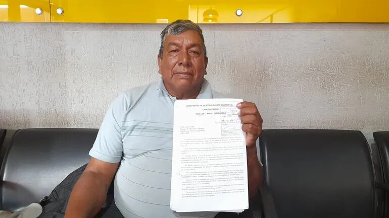 El líder de Diez Cue, Jacinto González, hizo entrega de una nota en el Ministerio de Educación y Ciencias (MEC). El ella solicita la destitución de tres docentes por supuesta ineficiencia.