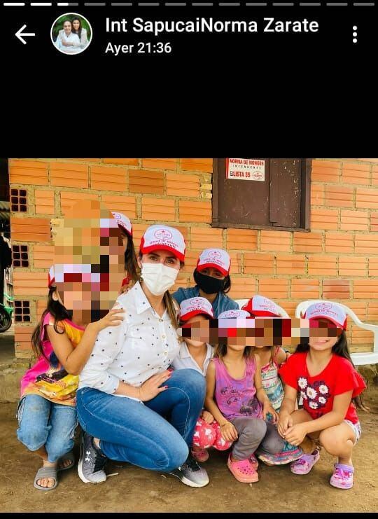 Norma Zárate posa con menores de edad en campaña por el rekutú.