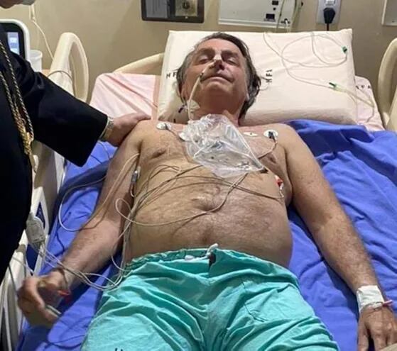 El presidente brasileño Jair Bolsonaro en una cama de hospital en Brasilia, este miércoles.