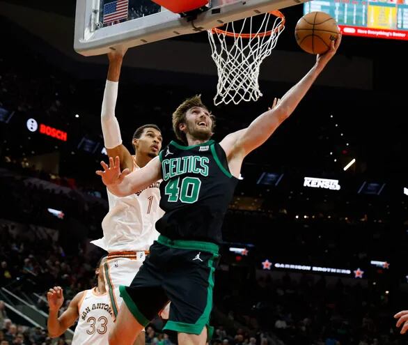 Luke Kornet (40) de los Celtics elude a Víctor Wembanyama de los Spurs, en juego favorable a Boston, líder del Este. AFP