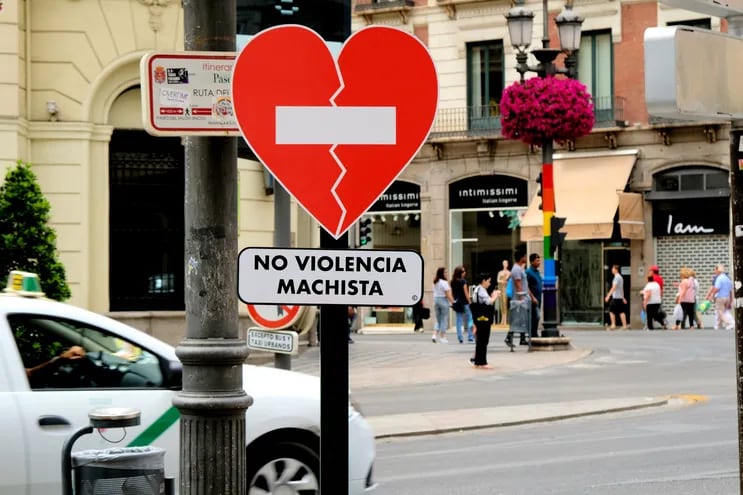 Un cartel en forma de corazón roto aboga por el fin de la violencia de género, en España. Una mujer paraguaya de nombre Mari Cruz fue asesinada hoy en Madrid, junto con su hija de 11 años. El principal sospechoso es su pareja, de nombre Fausto, quien se suicidó.