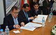 Nicanor Duarte Frutos y el ingeniero Rubén López Santa Cruz firman acta de cesion de inmueble de Yacyretá