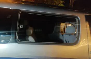“Tortoleros” rompieron la ventana posterior derecha de un Toyota tipo Regius en el estacionamiento de un complejo en Lambaré.