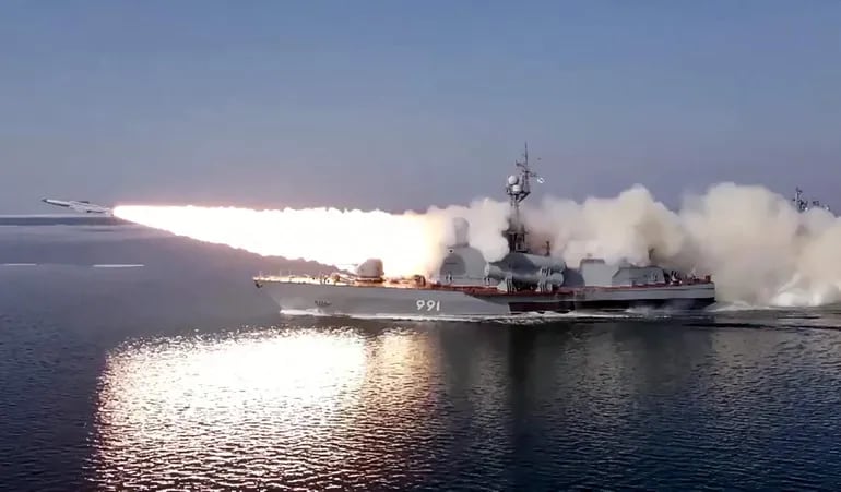 Imagen cedida por el Ministerio de Defensa de Rusia en la que se observa la prueba del misil antibuque del ejército ruso, en el mar de Japón.  (AFP)