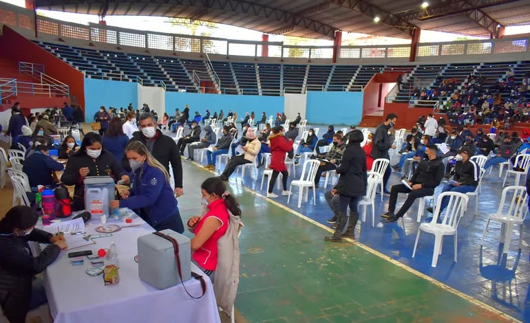 Una gran afluencia de personas se registró en el vacunatorio montado en el estadio municipal Ykuá Pytä de Villarrica para la aplicación de las ultimas dosis antiCOVID disponibles.