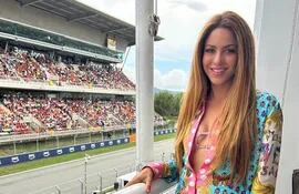 ¡Diosa en Barcelona! Shakira en el palco de Mercedes Benz, la escudería de Lewis Hamilton. La colombiana asistió con un look juvenil al Gran Premio de España.