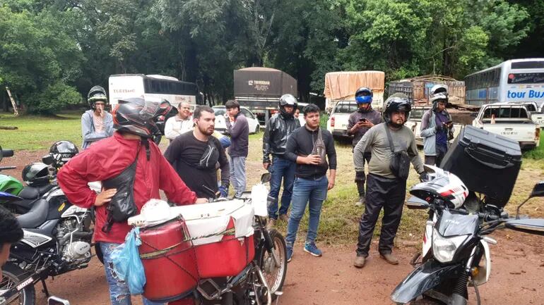 Los motociclistas, trabajadores de aplicativos, llegaron esta mañana a la Dirección de Policía del Alto Paraná para exigir mayor seguridad.