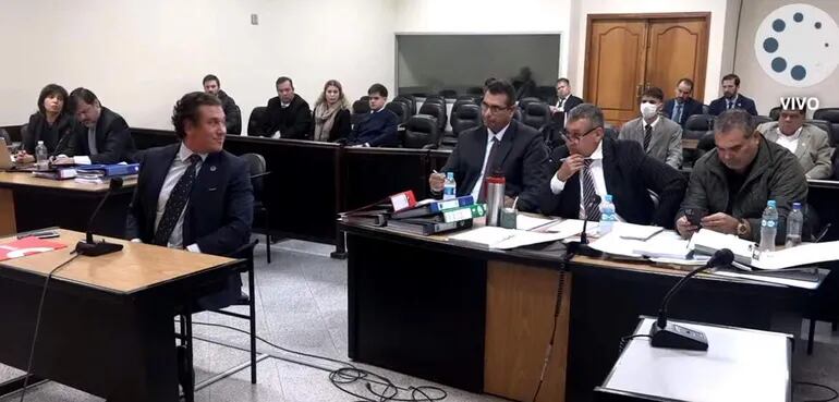 Alejandro Domínguez mira al abogado  Pedro Wilson Marinoni durante su declaración en el juicio oral que se transmite en vivo por TV Justicia.