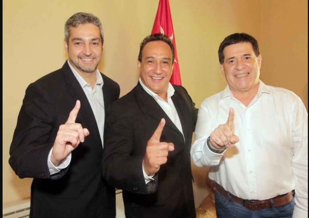 El gobernador de Central, Hugo Javier González (ANR, cartista), en medio del presidente Mario Abdo Benitez y elexmandatario Horacio Cartes, tuvo un trato “preferencial” de la Fiscalía.