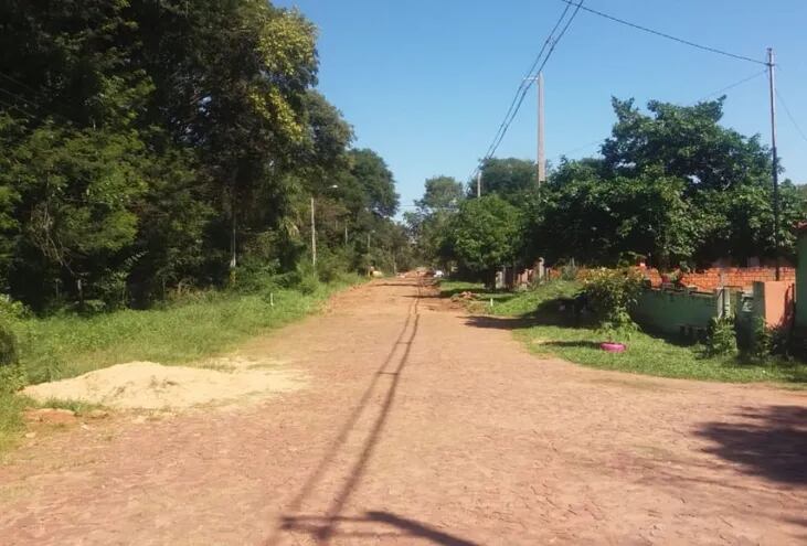 El camino vecinal del barrio Santo Domingo, cuya reparación piden los habitantes de la zona.