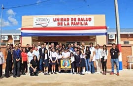Vecinos, estudiantes y autoridades locales, departamentales y funcionarios de salud posaron frente a la nueva instalación de la USF del barrio San Pablo II de Pilar.