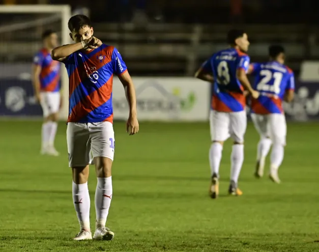 Damián Bobadilla (i), futbolista de Cerro Porteño, celebra un gol en el partido contra Guaireña por la duodécima fecha del torneo Clausura 2023 del fútbol paraguayo en el estadio Parque del Guairá, en Villarrica.