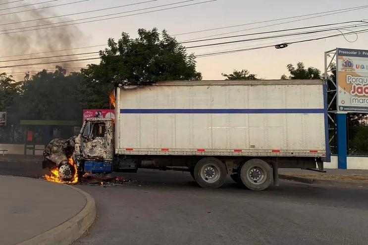 Un camión en llamas atrviesa una calle durante el operativo para detener a Ovidio Guzmán, hijo de Joaquin "El Chapo" Guzman", en Culiacan, Sinaloa.