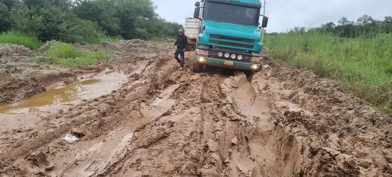 Mientras los ganaderos sacan su maquinaria para reparar los caminos, los pobladores realizan la famosa "vaquita" para la compra de combustible ante la ausencia de las autoridades.