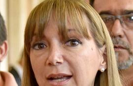 Carla Bacigalupo, ministra de Trabajo, acompañó  ayer al presidente  Mario Abdo Benítez en  un acto oficial en Palacio de López.
