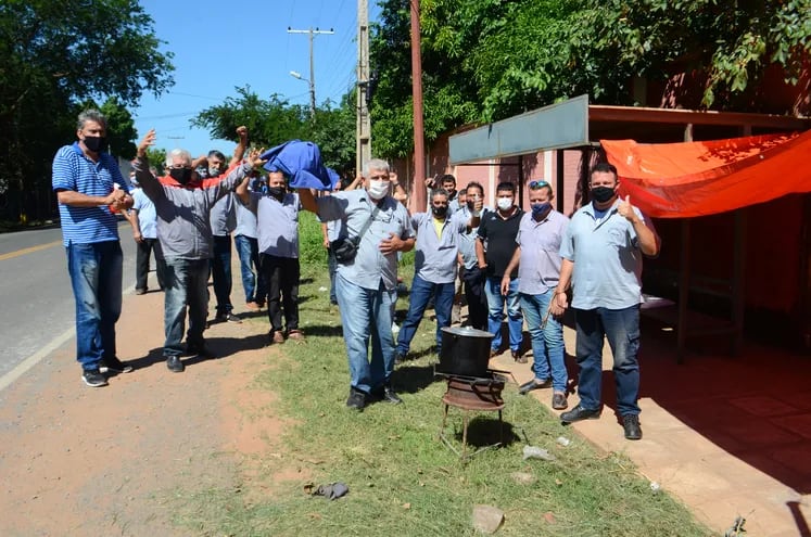 Conductores de la empresa de transporte "Mcal. López", línea 38, apostados frente a la parada de la ciudad de Ypané, reclaman salarios de marzo.