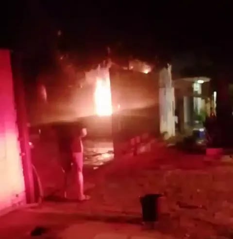 Un incendio se produjo en el depósito de una vivienda ubicada en Lambaré.