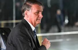 (FILES) In this file photo taken on November 01, 2022, Brazilian President Jair Bolsonaro leaves after making a statement for the first time since Sunday's presidential run-off election, at Alvorada Palace in Brasilia. - Since losing his reelection bid, outgoing Brazilian President Jair Bolsonaro has virtually disappeared from view, holing up in his official residence -- and leaving the country with the uneasy feeling of a power vacuum. (Photo by EVARISTO SA / AFP)