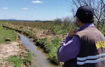 Recorriendo el lugar se constató el desvío del curso de agua de la naciente del canal natural existente.