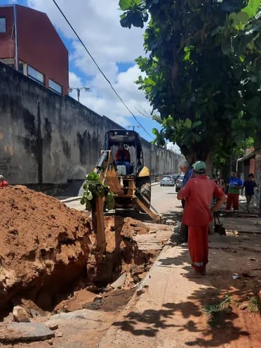 Agentes del Departamento Contra el Crimen Organizado verifican excavación en inmediaciones de Tacumbú