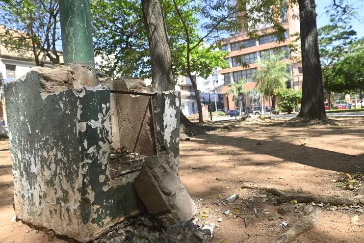 Triste estado de las estructuras dentro de la Plaza Uruguaya. En este caso, se trata de un poste de luz cuya base está en pésima condición.