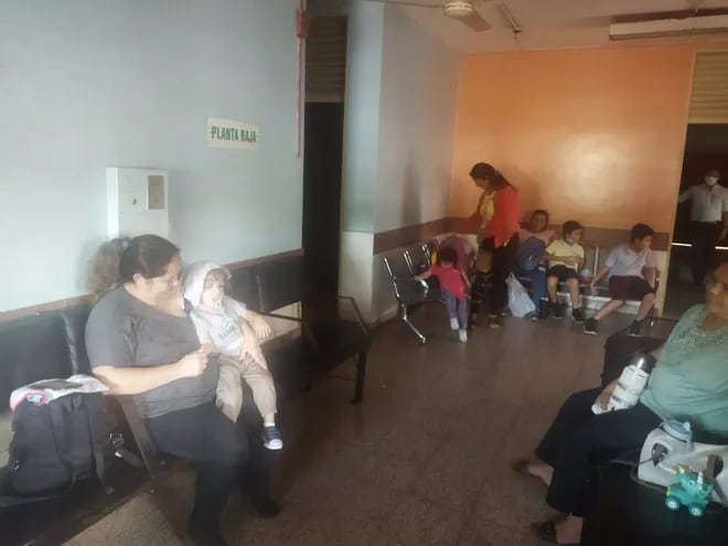 Sala de espera en el Servicio de Emergencias Pediátricas del Hospital de Clínicas.