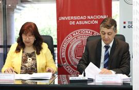 La Dra. Zully Vera, rectora de la UNA y el titular del INE Ivan Ojeda firmaron ayer el acuerdo de cooperación