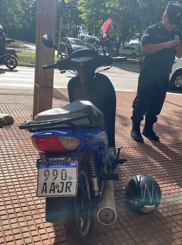 La motocicleta recuperada del poder del sospechoso detenido.