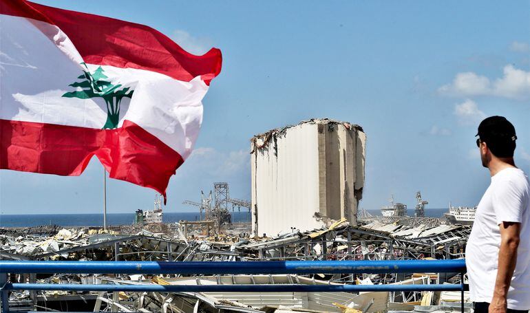 Desolación en el puerto de Beirut. La capital del Líbano se vio sacudida la semana pasada con una explosión que dejó más de 150 muertos, decenas de desaparecidos y heridos, sin que hasta ahora se sepa qué fue lo qué ocurrió ni quiénes son  los responsables.