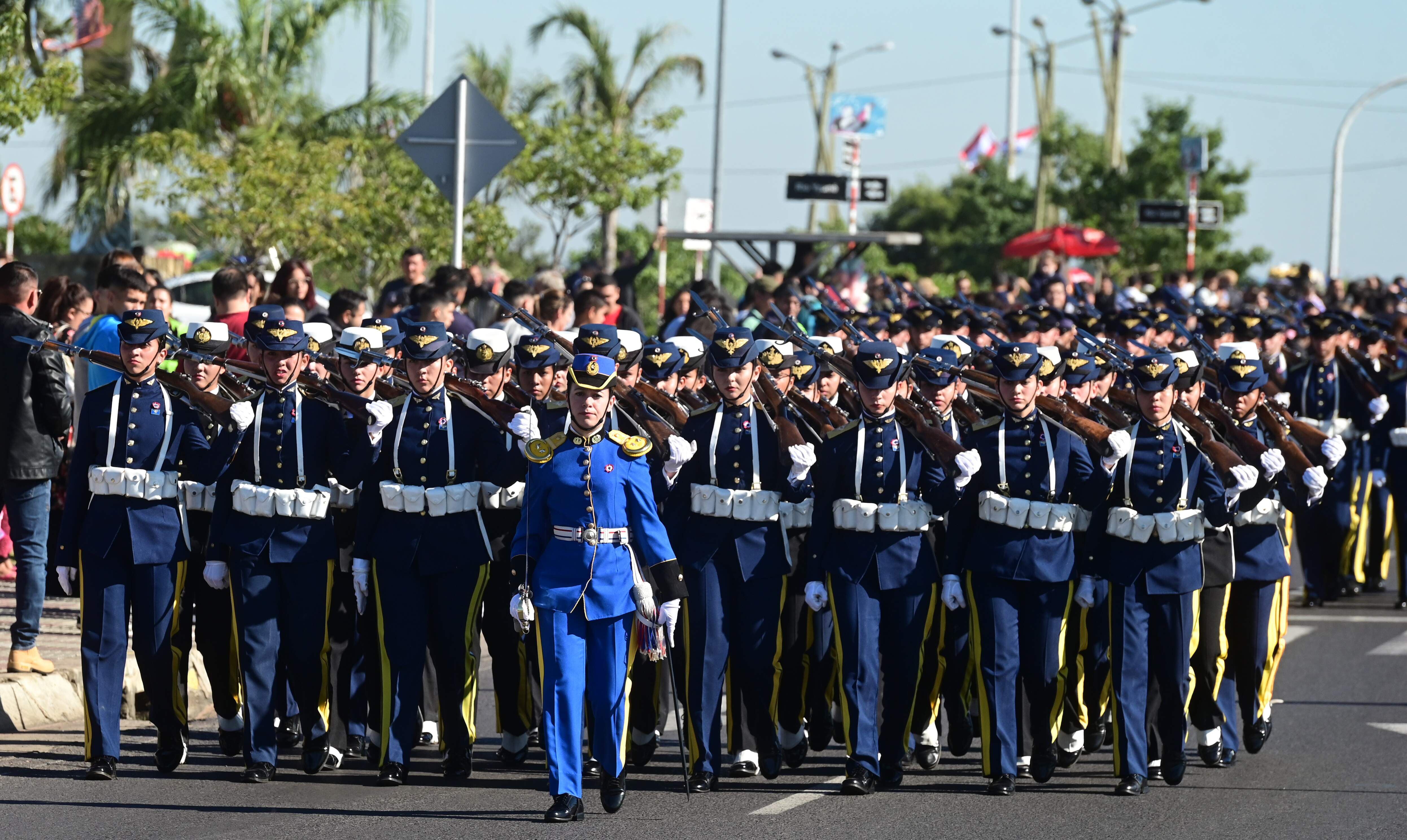 La presencia femenina en las fuerzas militares se destacó durante el desfile. 
